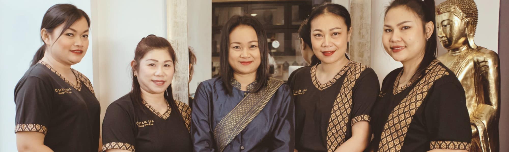 Une &eacute;quipe de praticiennes &Ocirc; Siam Spa en tenues traditionnelles tha&iuml;landaises